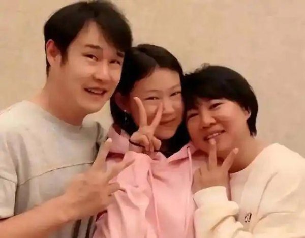 牛金所 小沈阳女儿出道却被扒出猛料，签约公司刚成立，名下就她一人