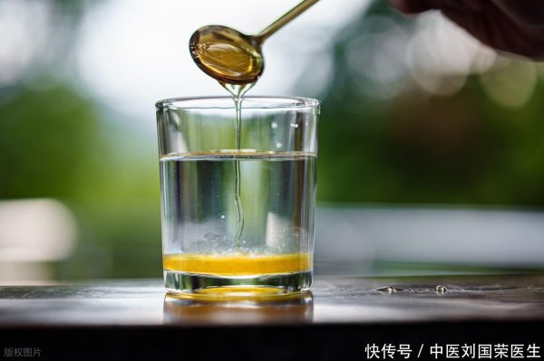 51配资 每天早上起床喝杯蜂蜜水的人，最后都怎样了？医生来告诉你答案
