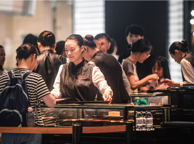 2025年8月,顾客在老铺黄金杭州门店排队选购黄金首饰。图/视觉中国